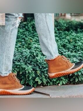 Sorel Tan and Black Chukka Boots